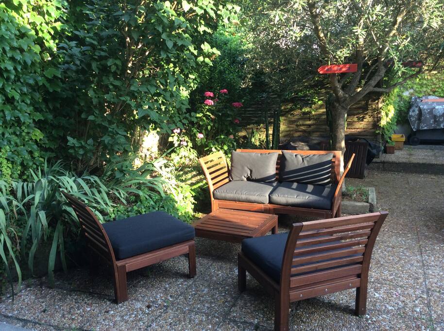 Notre salon de jardin à l'ombre de l'olivier