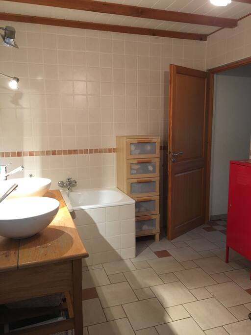 Grande salle de bain avec douche et baignoire