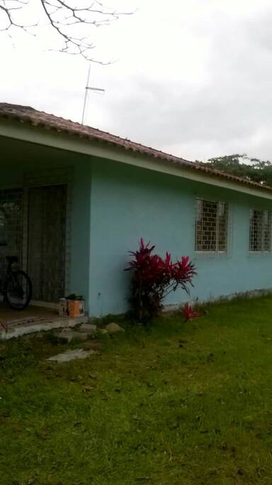 Lateral com amplo estacionamento.