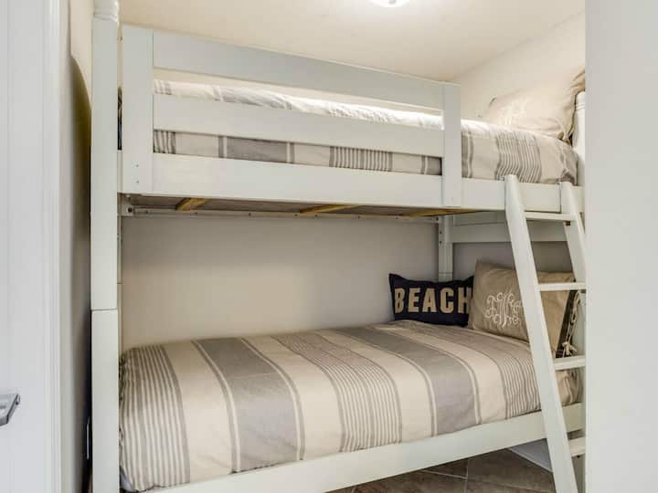 Chambre avec lits superposés avec salle de bain privée, télévision