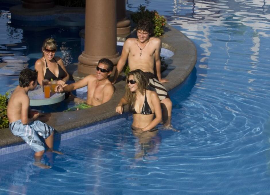 Anchored by the Sky Pool Aquabar & Grill, Pueblo Bonito Sunset Beach operates four satellite Aquabars & Grills throughout the property, making it easy for guests to enjoy a quick bite as they enjoy the resort's wide array of recreational activities.