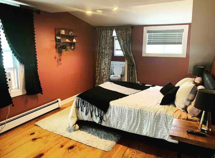 Dormitorio principal con medio baño