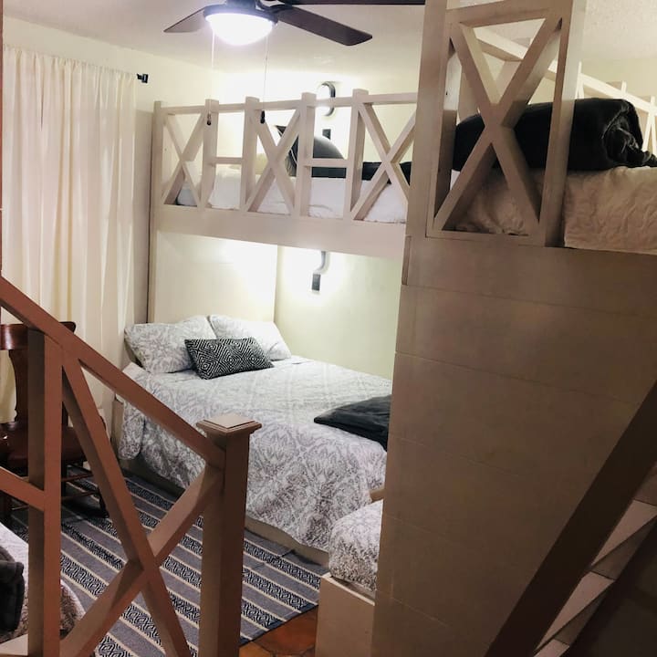 Chambre #4 avec 3 lits superposés (peut accueillir 9 personnes dans cette chambre )