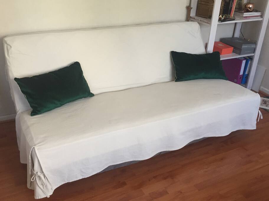 Canapé clic clac avec matelas neuf.