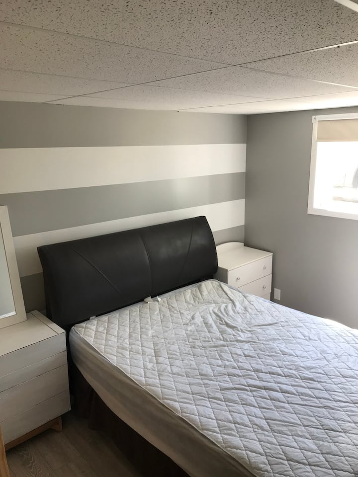 Dormitorio en la planta baja con cama tamaño Queen.