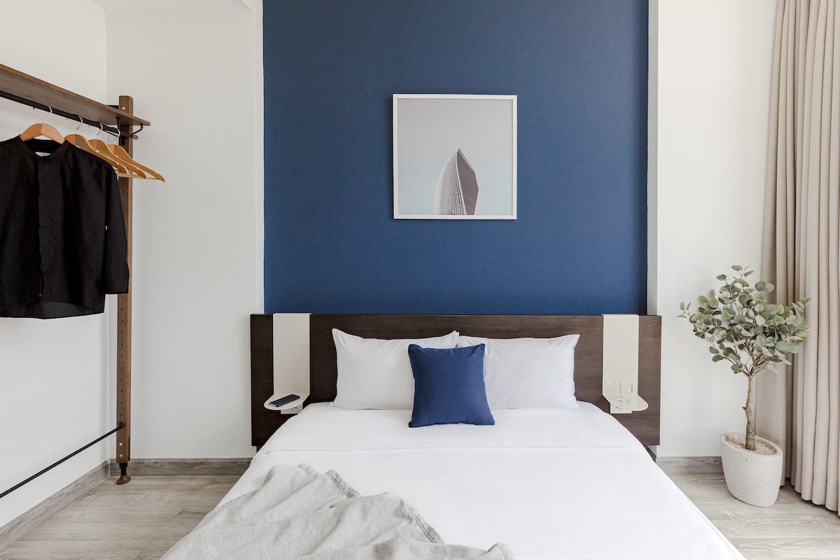 ห้องนอนขนาดเล็กที่เต็มไปด้วยความรู้สึกอบอุ่นและสง่างามที่จะรับประกันว่าคุณจะนอนหลับสบาย 
