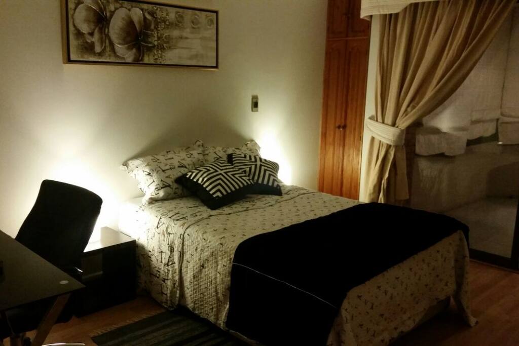 todos los dormitorios tienen cama de 2 plazas. mas escritorio y silla para trabajar.
y televisor en cada habitacion.