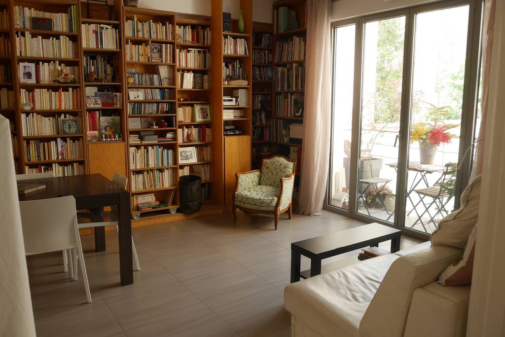 Salon, balcon et canapé lit