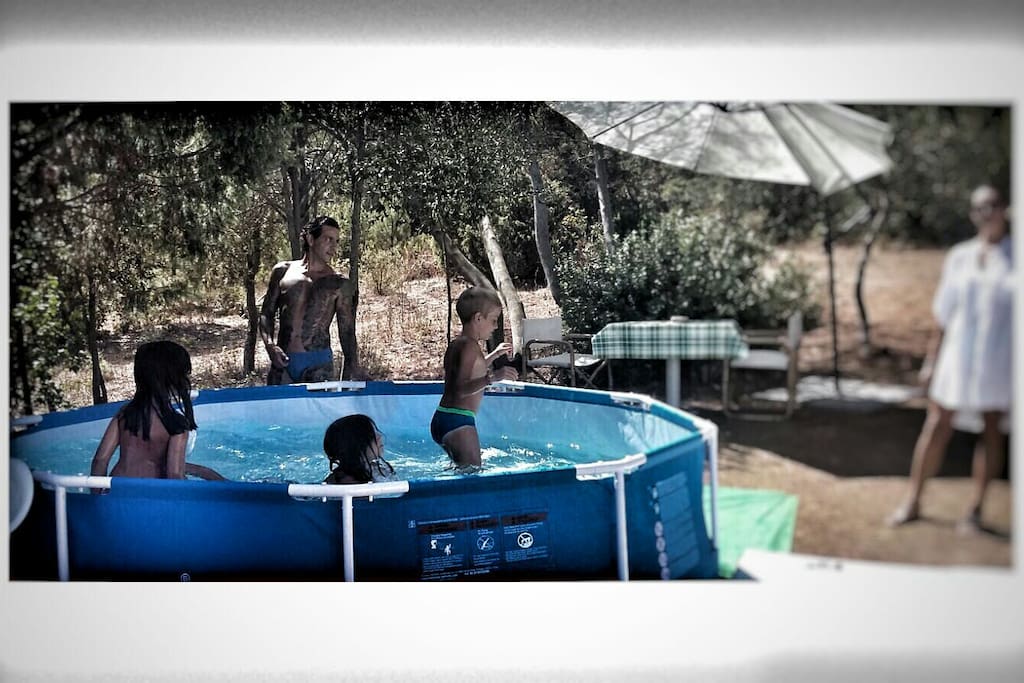 in piscina per rinfrescarsi