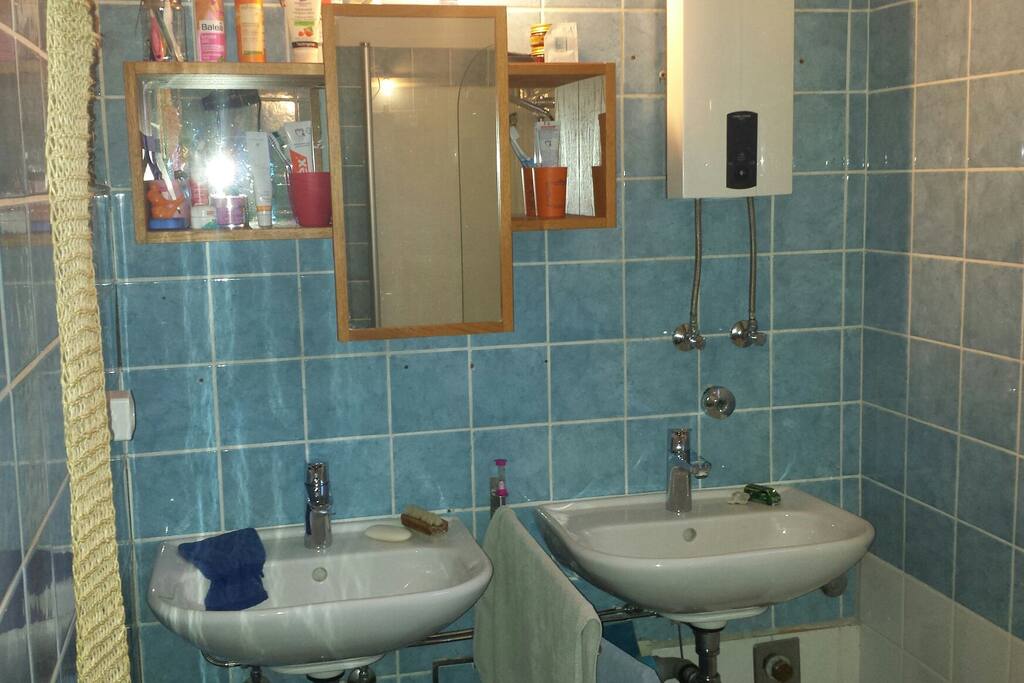 Badezimmer verfügt über zwei Waschbecken