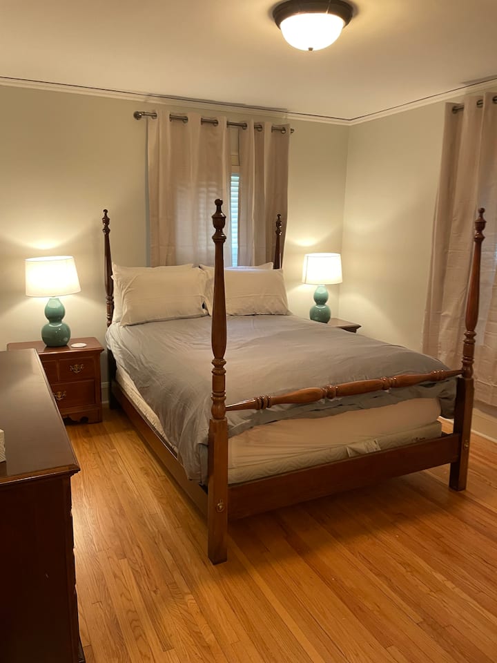 מפלס ראשי, חדר שינה ראשי, מיטת קווין סייז