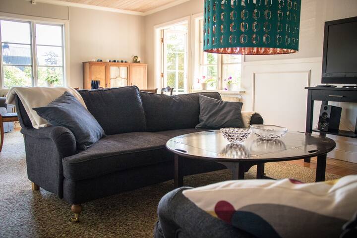 Klintehamn. Louise User Profile. . Entire villa To protect your payment, never transfer money or communicate outside the Airbnb website or app. Learn more. Exklusivt kalkstenshus i mysiga Sanda - Villas for - Airbnb