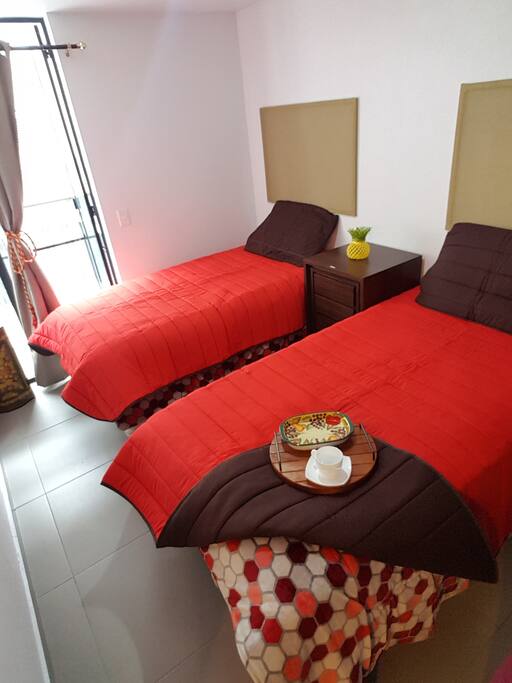 Habitación cómoda, limpia con camas nuevas.