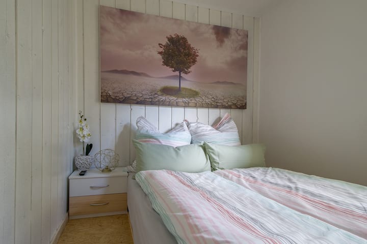 ห้องนอนน่ารักพร้อมเตียงคู่และทีวีเสริม 