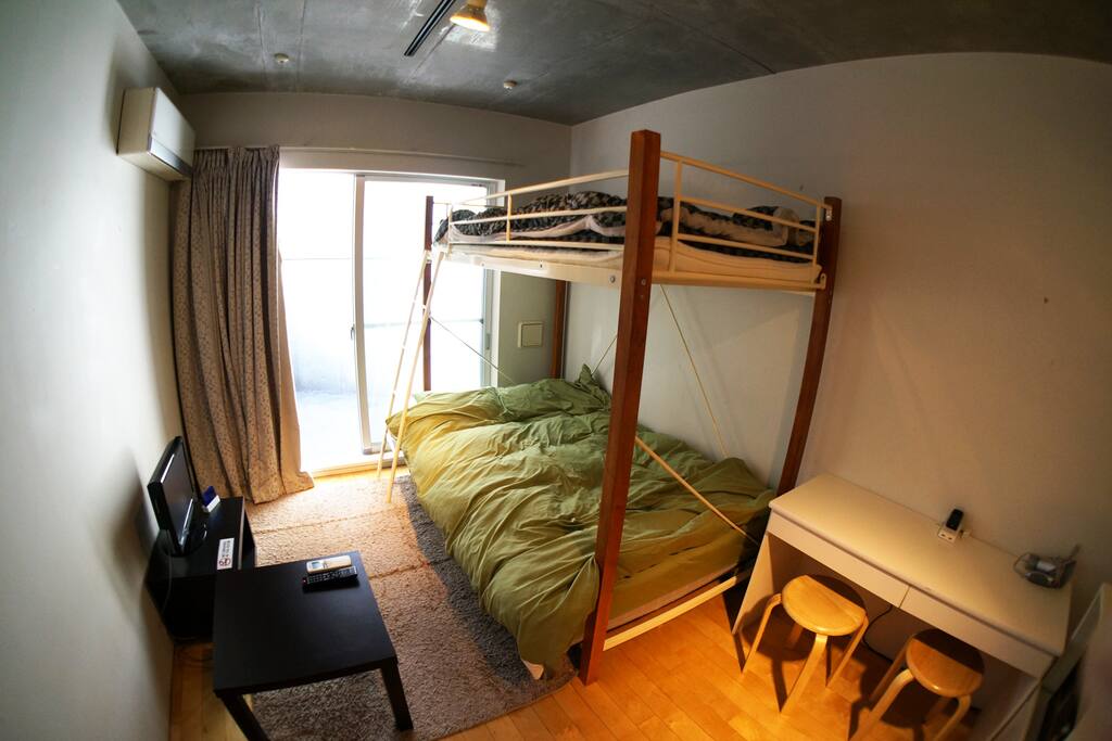 You can choose a bed setting as 2people in a bottom bunk, or each person for upper and bottom bunk