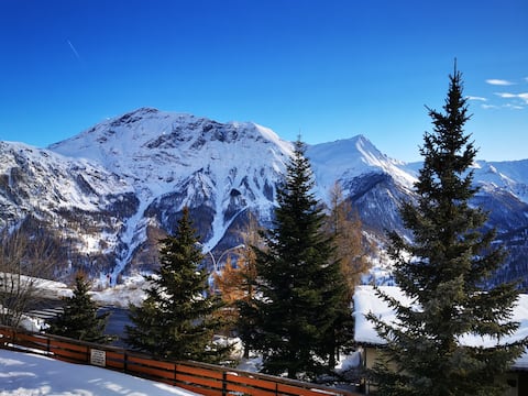Top Airbnb: Maxi studio of 34 m2, south-facing, with Private Parking à Orcières