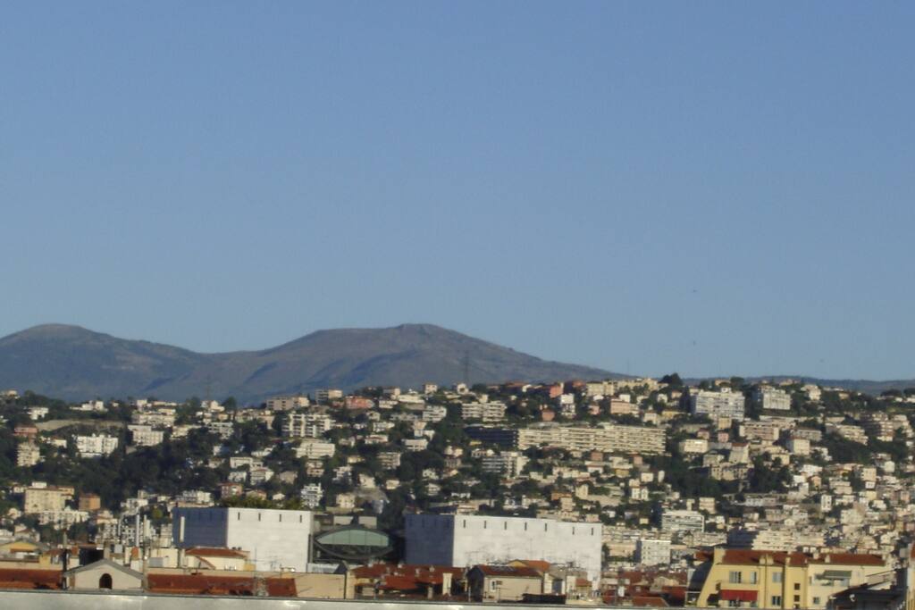 Vue sur les collines depuis la terrasse.