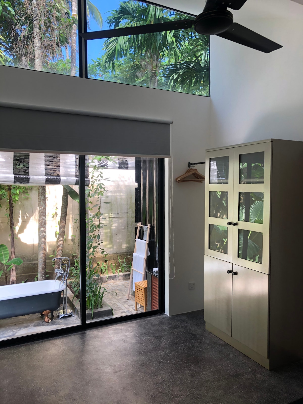 הנופים שלכם מחדר השינה הראשי לחדר הרחצה החיצוני בג'ונגל 