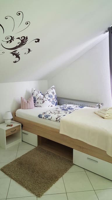 Zweites Einzelbett (die beiden Betten können auch zusammen geschoben werden)