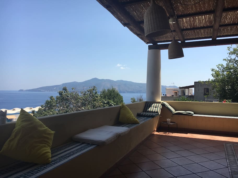 La magnifica terrazza panoramica dove potrete ammirare le isole circostanti , dove potrete godere della ammirevole vista facendo colazione o fantastiche cene con un tavolo da 12 posti.