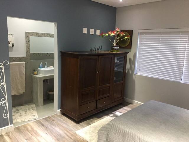 Modern comfortable family home close to beach. gallery image 4