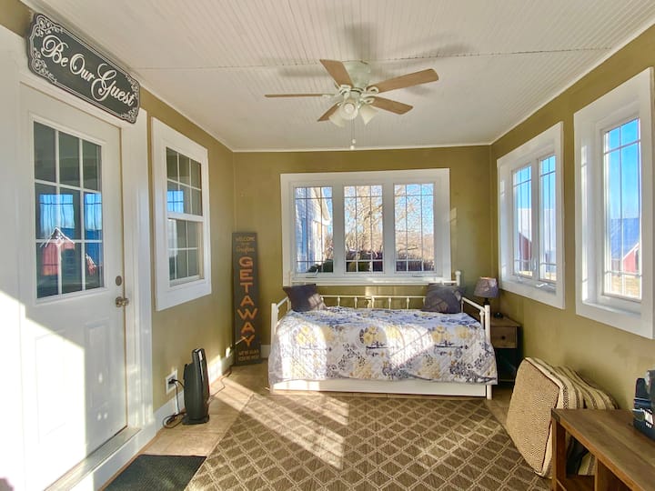 Рамен кревет (2 душека во рамка) во сончева соба/спална соба.  