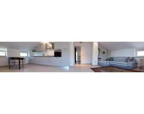 Proprietà Airbnb di successo: Penthouse with Sea & Park View a Imperia