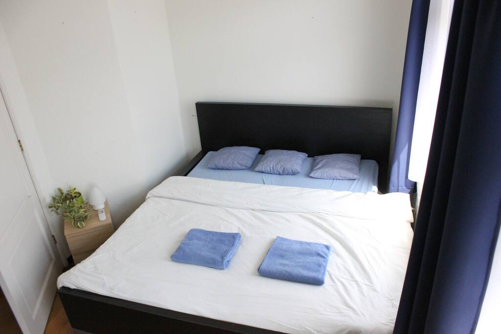 Bedroom with a 1.60m bed and either a double blanket or 2 single ones. On the far left of this picture is a big bedroom closet.