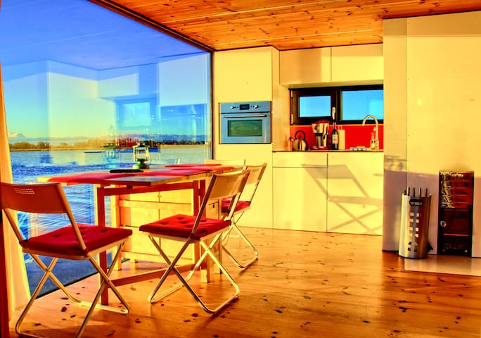 Houseboat with sauna, fireplace and terrace