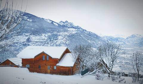 large wooden chalet, 21 people