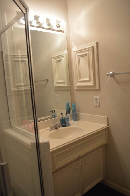3rd bath (1st floor)