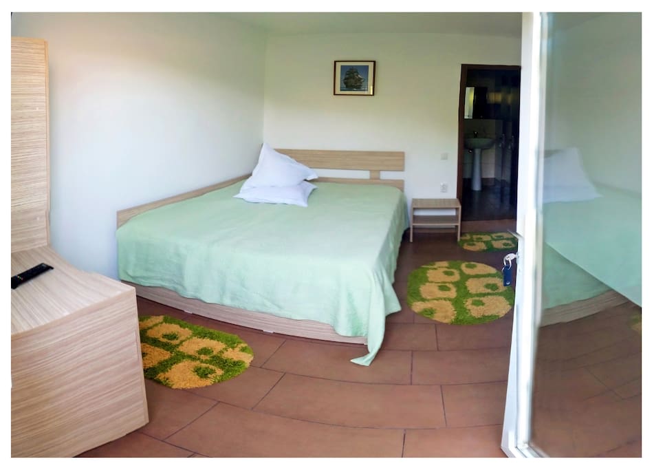 The bed is 1,6 m wide
