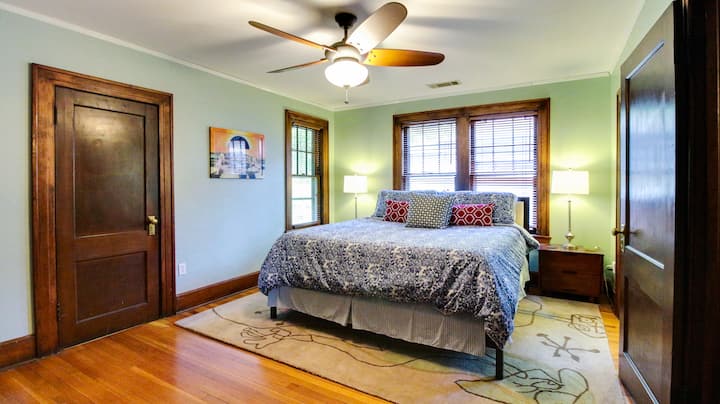 Glavna spavaća soba s vlastitom, odvojenom glavnom kupaonicom. 