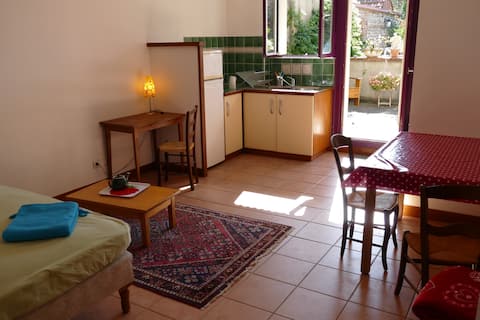 Popular Airbnb listing: 2-room ground floor apartment, Côte Pavée, 10-min walk to city center in Bonhoure / Guilheméry / Château De L'hers / Limayrac / Côte Pavée