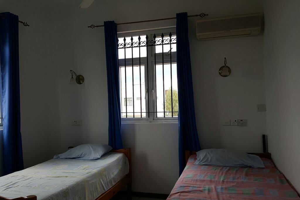 bedroom with 2 single beds