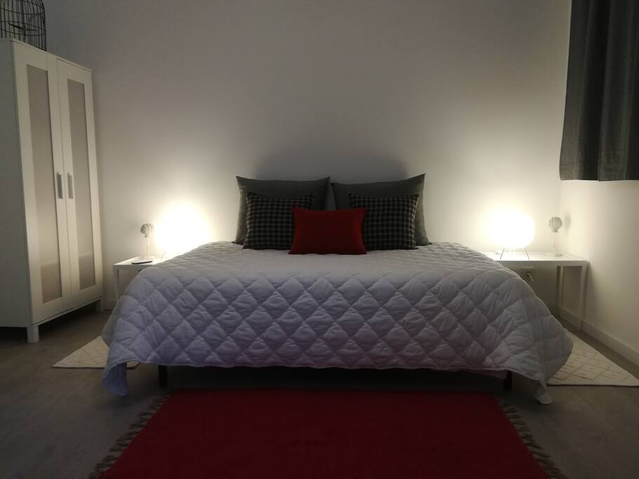 Cama de casal e roupeiro.
