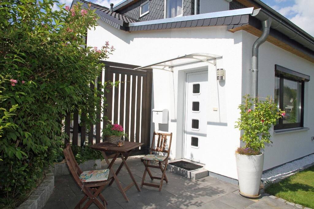 Eingang Apartment Borkum (Baujahr 2011), mit eigener Zuwegung und gepflegter grüner Terrasse.