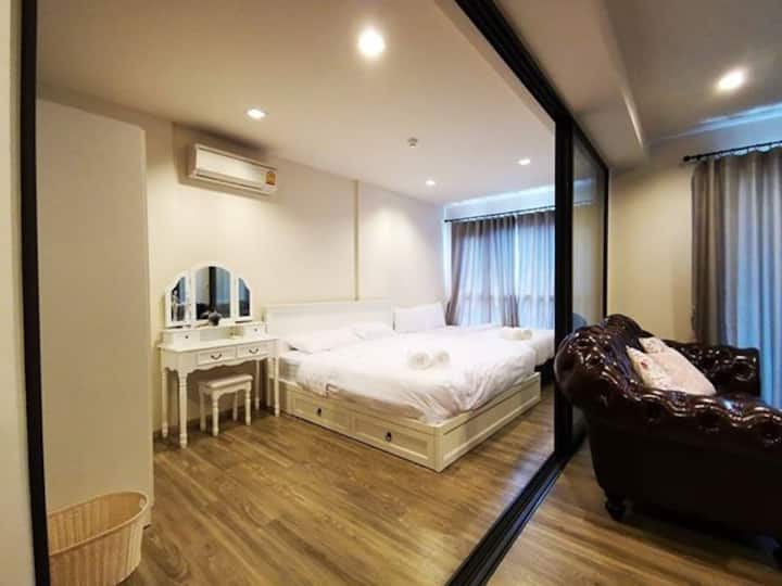 Dormitorio ( 2 camas | 6pulgadas tamaño king y 5 pulgadas tamaño queen) adecuado para un máximo de 4 adultos y 1 niño