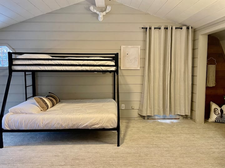 الطابق العلوي: غرفة بطابقين مع سريرين بطابقين؛ كل واحد في الأعلى، مزدوج في الأسفل.