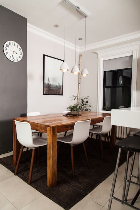 salle à manger attenante à la cuisine