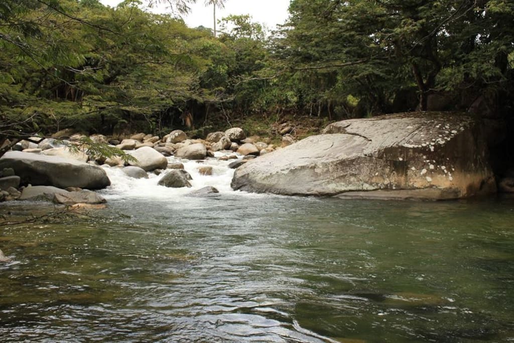 Piscina natural 2 sobre el cristalino río Guatapé