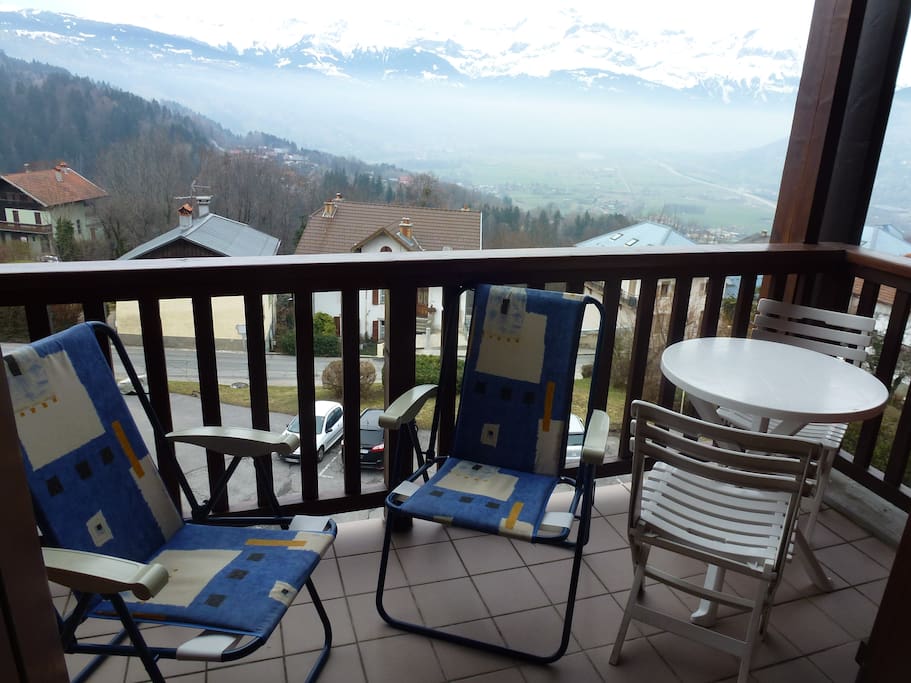 Salon de jardin sur le balcon avec vue sur les Aravis