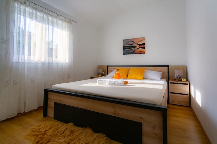 Sängstorlek 200x180 / vätska och myggnät på fönstret