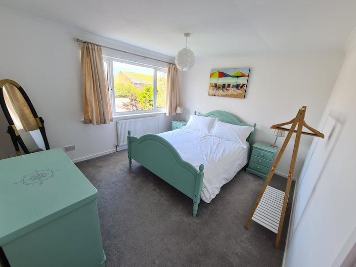 Relax and have a comfortable sleep in the king size bed bedroom, with an Emma Mattress. Chest of drawers and full size standing mirror is in this room. 