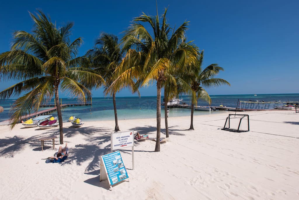 Acceso a la playa con su cancha de beach soccer