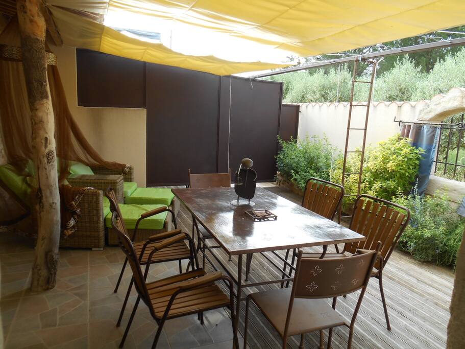 Terrasse privée avec stores vélums réglables, brumisateurs, sofa double et moustiquaire et plantes aromatiques