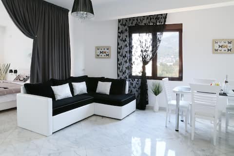 Top Airbnb: Modern sea & mountain view apartment in Pečurice