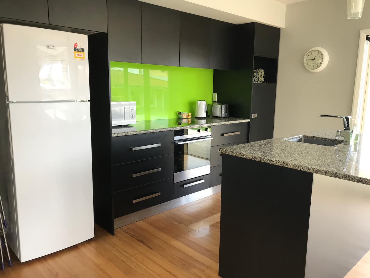 Six On Arum
Unlimited Wifi
Great Kitchen & Shower 4