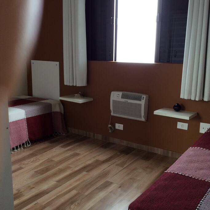 quarto de casal com ar condicionado