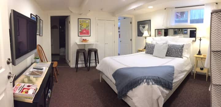 Prostran i udoban sa svim sadržajima koji su vam potrebni, TV-om ravnog ekrana, radnim prostorom s USB priključkom, luksuznom posteljinom, vrlo udobnim madracem visoke kvalitete Queen veličine.